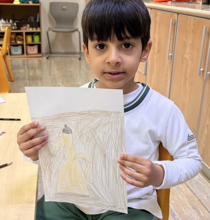 طفلة تعرض رسمتها