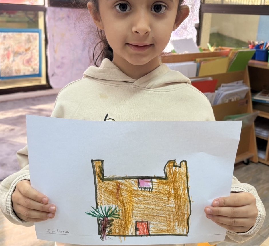 طفلة تعرض رسمتها